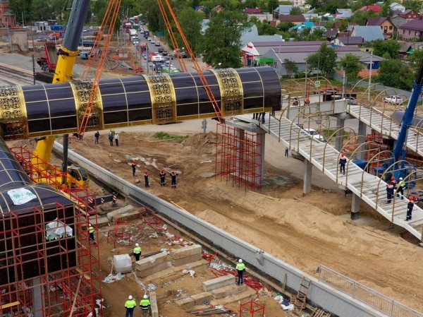 На пешеходном переходе Большого казанского кольца завершен монтаж лестничных сходов На пешеходном переходе Большого казанского кольца завершен монтаж лестничных сходов