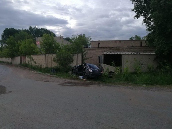 Смертельный таран: ночью в Челнах молодой водитель врезался в забор (ФОТО)