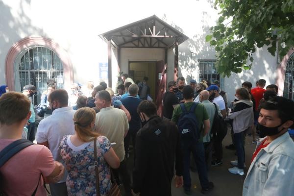 «С трех часов ночи записываюсь в список, я был 250-й»: в Казани приезжие осаждают миграционный отдел полиции «С трех часов ночи записываюсь в список, я был 250-й»: в Казани приезжие осаждают миграционный отдел полиции