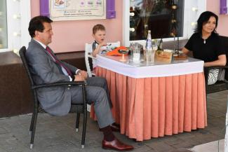 Больше двух не собираться: казанские кафе и рестораны открыли &laquo;антиковидные&raquo; летние веранды