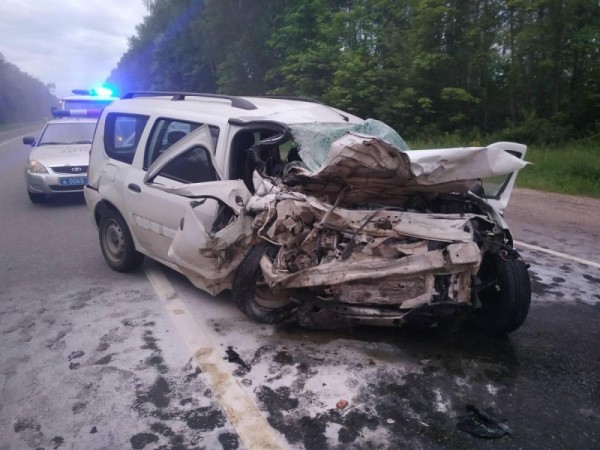 Два человека скончались в машине из Татарстана, попавшей в ДТП на трассе в Чувашии (ФОТО) Два человека скончались в машине из Татарстана, попавшей в ДТП на трассе в Чувашии (ФОТО)