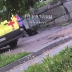 В Казани нетрезвый мужчина начал приставать к фельдшеру, приехавшему на вызов (ВИДЕО) В Казани нетрезвый мужчина начал приставать к фельдшеру, приехавшему на вызов (ВИДЕО)