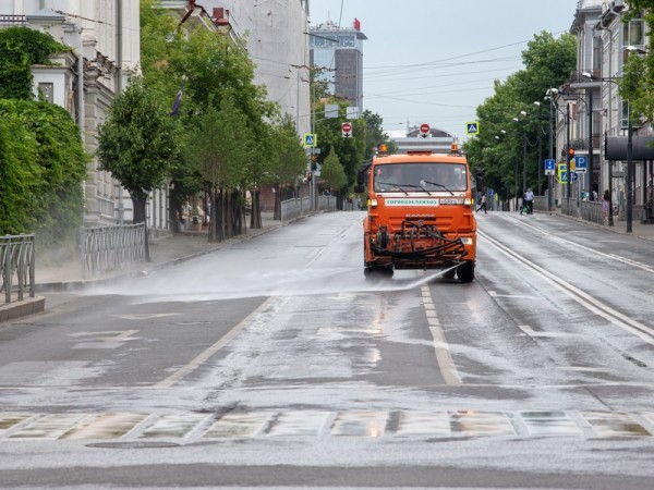 В Казани в день проведения репетиции празднования 75-летия Победы на центральных улицах провели дезинфекцию