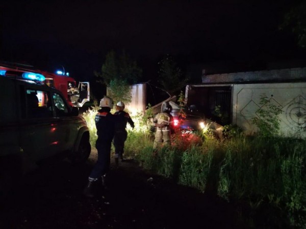 Смертельный таран: ночью в Челнах молодой водитель врезался в забор (ФОТО)