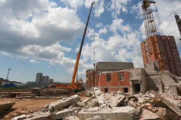 &laquo;Мы купили здесь квартиру. Теперь нас снесли&raquo;: в ЖК &laquo;Золотая середина&raquo; по кирпичику разбирают проблемный дом