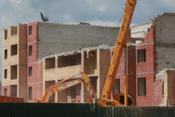 &laquo;Мы купили здесь квартиру. Теперь нас снесли&raquo;: в ЖК &laquo;Золотая середина&raquo; по кирпичику разбирают проблемный дом
