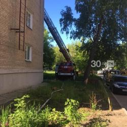 В Казани утром горела квартира, внутри пожарные обнаружили тело мужчины (ФОТО, ВИДЕО)