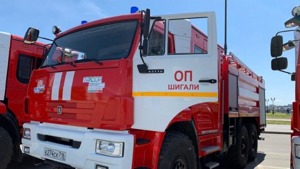 Президент РТ вручил ключи от 33 новых пожарных машин сотрудникам МЧС