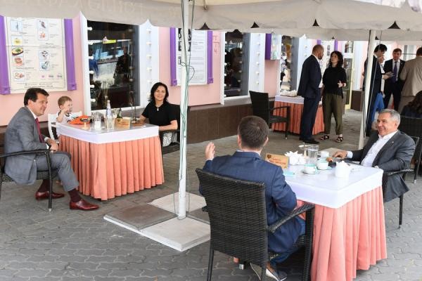 Больше двух не собираться: казанские кафе и рестораны открыли &laquo;антиковидные&raquo; летние веранды