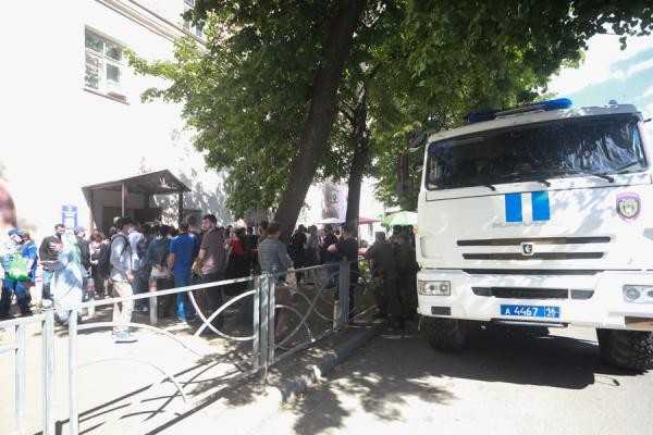 «С трех часов ночи записываюсь в список, я был 250-й»: в Казани приезжие осаждают миграционный отдел полиции «С трех часов ночи записываюсь в список, я был 250-й»: в Казани приезжие осаждают миграционный отдел полиции