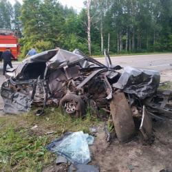 Два человека скончались в машине из Татарстана, попавшей в ДТП на трассе в Чувашии (ФОТО) Два человека скончались в машине из Татарстана, попавшей в ДТП на трассе в Чувашии (ФОТО)