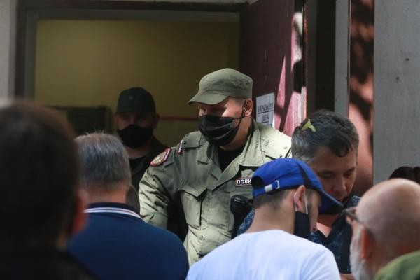 «С трех часов ночи записываюсь в список, я был 250-й»: в Казани приезжие осаждают миграционный отдел полиции «С трех часов ночи записываюсь в список, я был 250-й»: в Казани приезжие осаждают миграционный отдел полиции