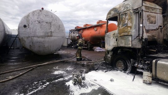 На АЗС в Татарстане загорелся бензовоз &ndash; прокуратура начала проверку по факту разлива дизтоплива (ФОТО)