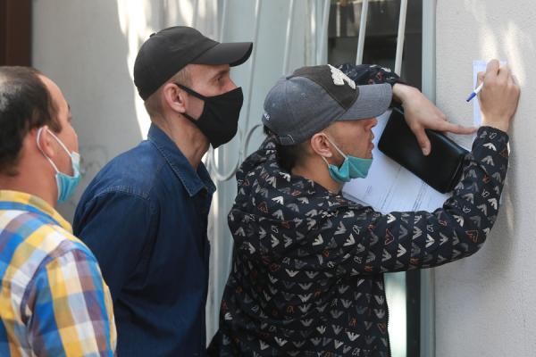 «С трех часов ночи записываюсь в список, я был 250-й»: в Казани приезжие осаждают миграционный отдел полиции «С трех часов ночи записываюсь в список, я был 250-й»: в Казани приезжие осаждают миграционный отдел полиции