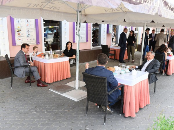 Р.Минниханов и И.Метшин посетили летнюю террасу кафе &laquo;Сказка&raquo; в Казани