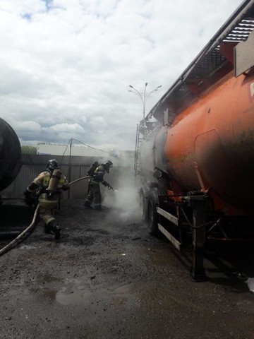 На АЗС в Татарстане загорелся бензовоз &ndash; прокуратура начала проверку по факту разлива дизтоплива (ФОТО)