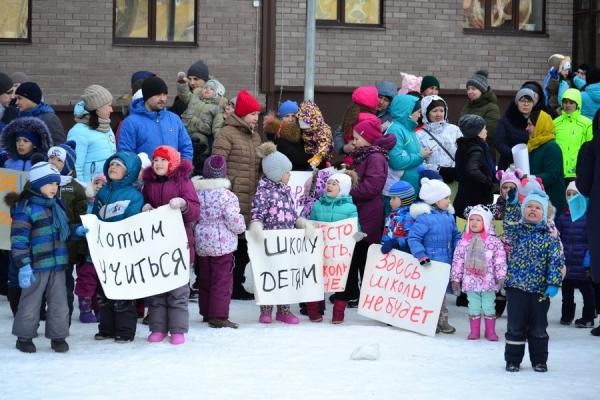 В Казани родители, не дождавшись строительства школы, построили ее из картона