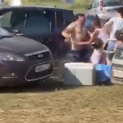 На пляже в Башкирии автомобиль без управления скатился с холма в толпу отдыхающих (ВИДЕО) На пляже в Башкирии автомобиль без управления скатился с холма в толпу отдыхающих (ВИДЕО)