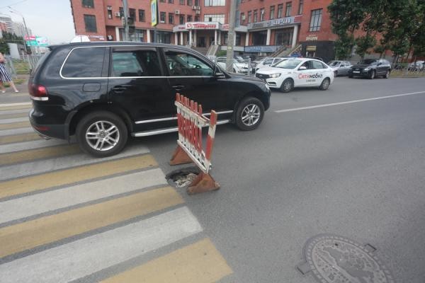 Казанцы с помощью ангелов просят устранить &laquo;порталы в ад&raquo; на дорогах и тротуарах