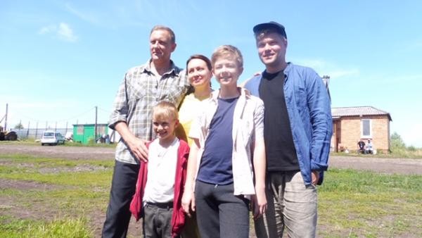 Сергей Горобченко на съемках в Татарстане: «Мужчина должен уметь и дров наколоть, и крышу починить» Сергей Горобченко на съемках в Татарстане: «Мужчина должен уметь и дров наколоть, и крышу починить»