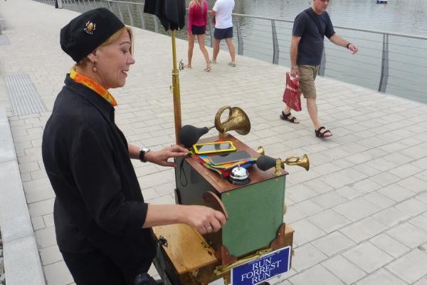 В Казани она чужестранка: известный музыкант стал на время уличным шарманщиком