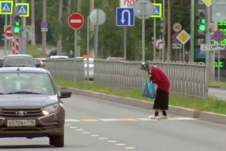 Гаишники объяснили казанцам, зачем выпустили на &laquo;зебры&raquo; подставную бабушку