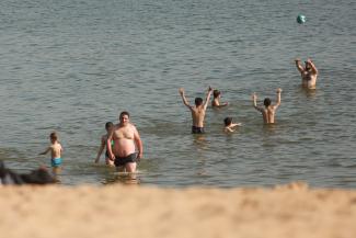 «К каждому не приставишь полицейского»: мэр призвал изнывающих от жары казанцев воздержаться от купания «К каждому не приставишь полицейского»: мэр призвал изнывающих от жары казанцев воздержаться от купания