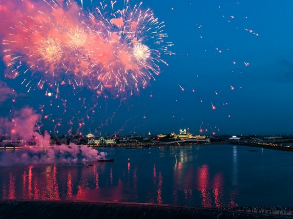 В Казани прошел салют в честь присвоения почетного звания города трудовой доблести