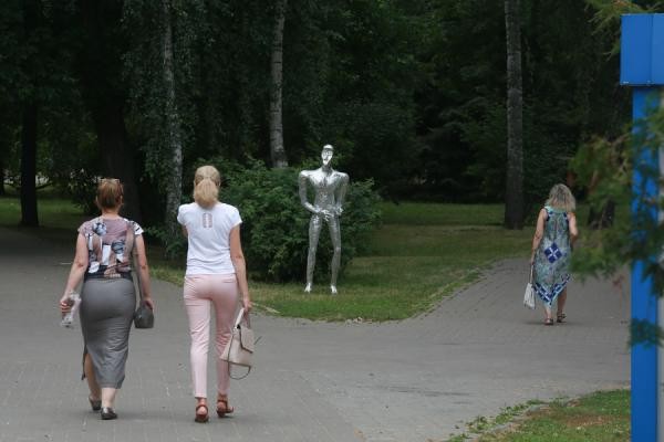 За серебряными гуманоидами, которые внезапно появились в Казани, скоро прилетит космический корабль