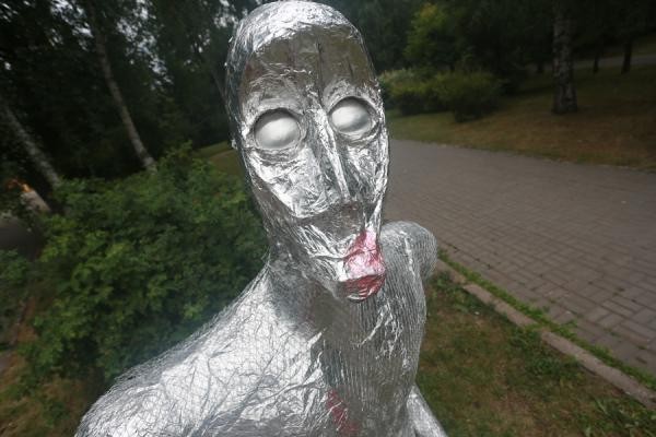 За серебряными гуманоидами, которые внезапно появились в Казани, скоро прилетит космический корабль