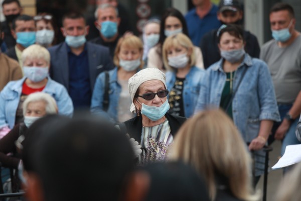 Кто последний?.. В Казани выстроились очереди за джинсами, а шубами и телевизорами торгуют с черного хода Кто последний?.. В Казани выстроились очереди за джинсами, а шубами и телевизорами торгуют с черного хода