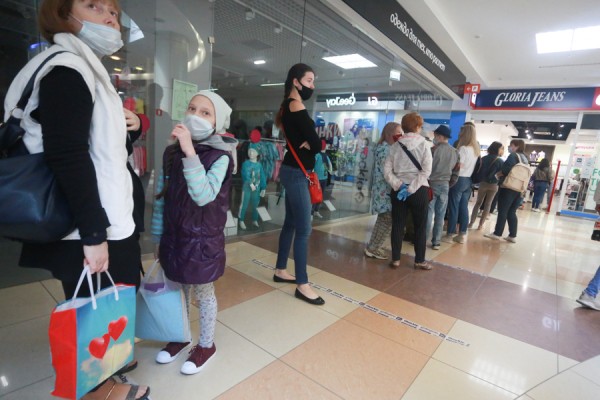 Кто последний?.. В Казани выстроились очереди за джинсами, а шубами и телевизорами торгуют с черного хода Кто последний?.. В Казани выстроились очереди за джинсами, а шубами и телевизорами торгуют с черного хода