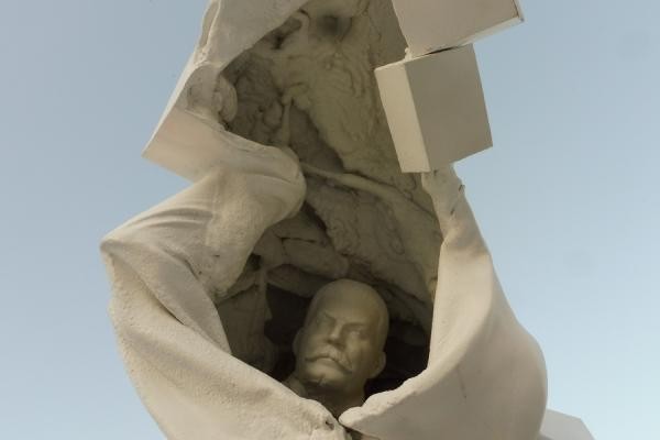 &laquo;Это сатанизм какой-то!&raquo;: Казань пребывает в культурном шоке от уличных чудовищ с головами Ленина и Сталина