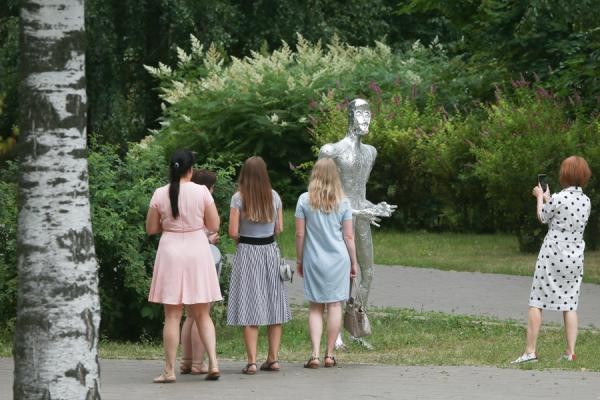 За серебряными гуманоидами, которые внезапно появились в Казани, скоро прилетит космический корабль