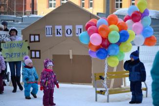В Казани родители, не дождавшись строительства школы, построили ее из картона