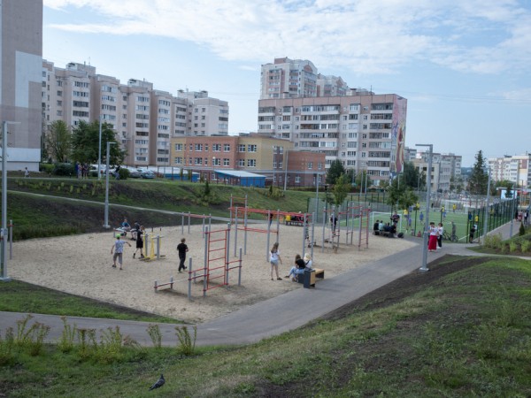 В Азино-1 появился новый сквер со сценой и большим экраном