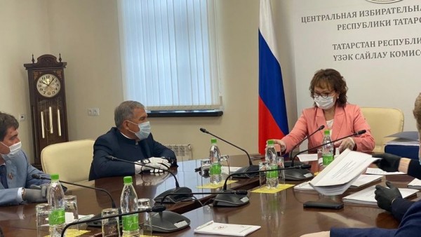 Минниханов представил в ЦИК документы для регистрации на выборах Президента РТ