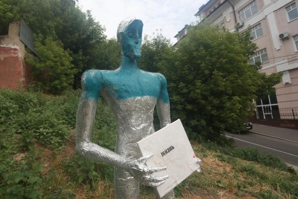 За серебряными гуманоидами, которые внезапно появились в Казани, скоро прилетит космический корабль