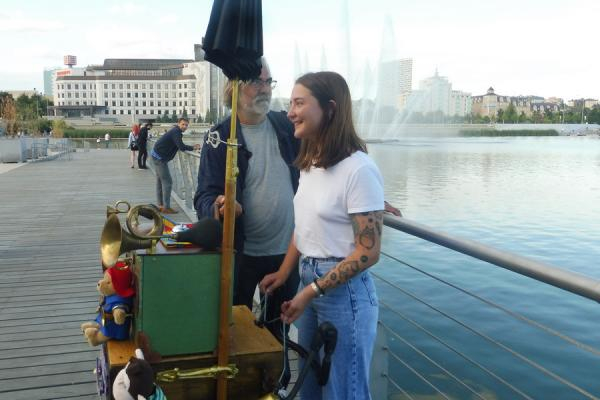 В Казани она чужестранка: известный музыкант стал на время уличным шарманщиком