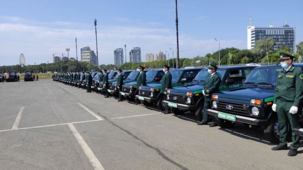 Рустам Минниханов вручил ключи от 112 новых машин руководителям лесничеств РТ Рустам Минниханов вручил ключи от 112 новых машин руководителям лесничеств РТ