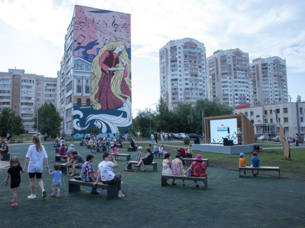 В Азино-1 появился новый сквер со сценой и большим экраном