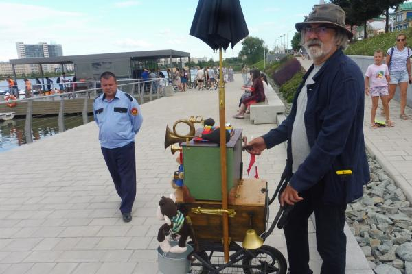 В Казани она чужестранка: известный музыкант стал на время уличным шарманщиком