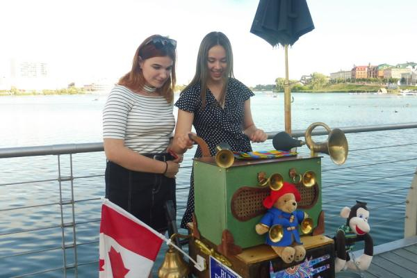 В Казани она чужестранка: известный музыкант стал на время уличным шарманщиком