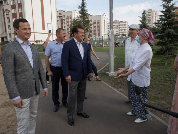 В Азино-1 появился новый сквер со сценой и большим экраном