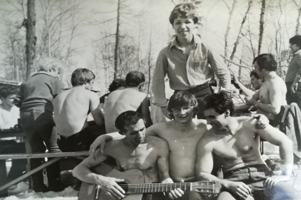 Футбол во дворе и песни под гитару. Чем увлекались советские граждане? Футбол во дворе и песни под гитару. Чем увлекались советские граждане?