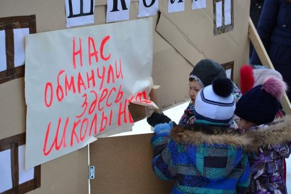 В Казани родители, не дождавшись строительства школы, построили ее из картона