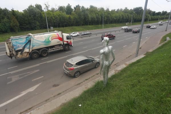 За серебряными гуманоидами, которые внезапно появились в Казани, скоро прилетит космический корабль