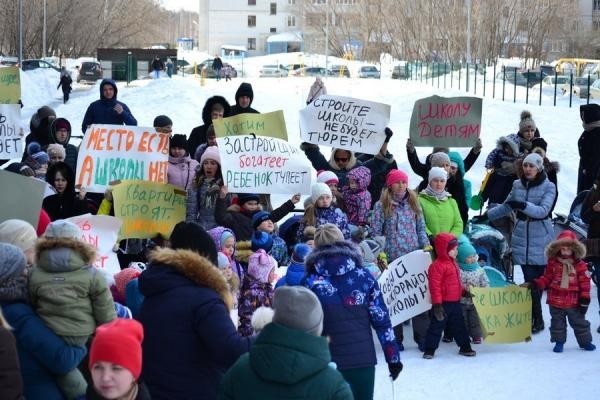 В Казани родители, не дождавшись строительства школы, построили ее из картона
