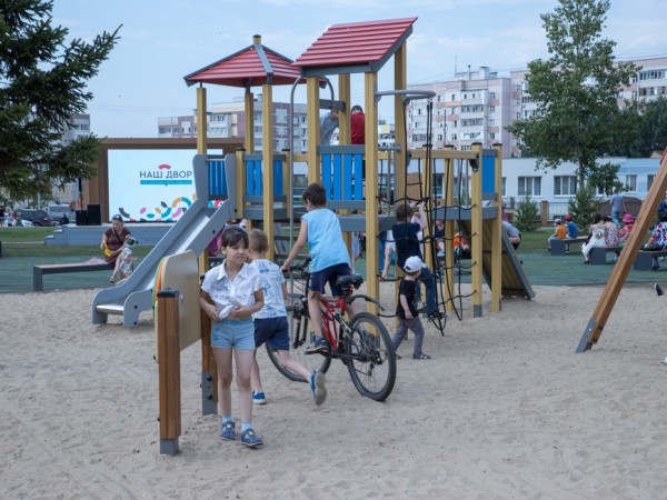 В Азино-1 появился новый сквер со сценой и большим экраном