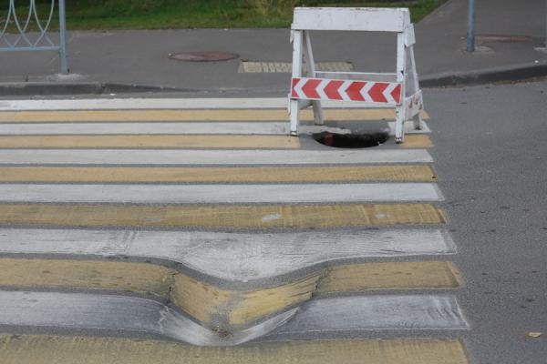 Казанцы с помощью ангелов просят устранить &laquo;порталы в ад&raquo; на дорогах и тротуарах